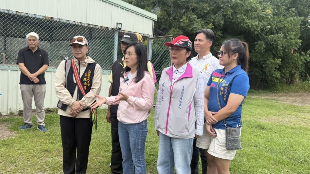 陳瑩邀教育部會勘信義國小跑道 盼爭取1040萬元整建 206 陳瑩邀教育部會勘信義國小跑道 盼爭取1040萬元整建 205