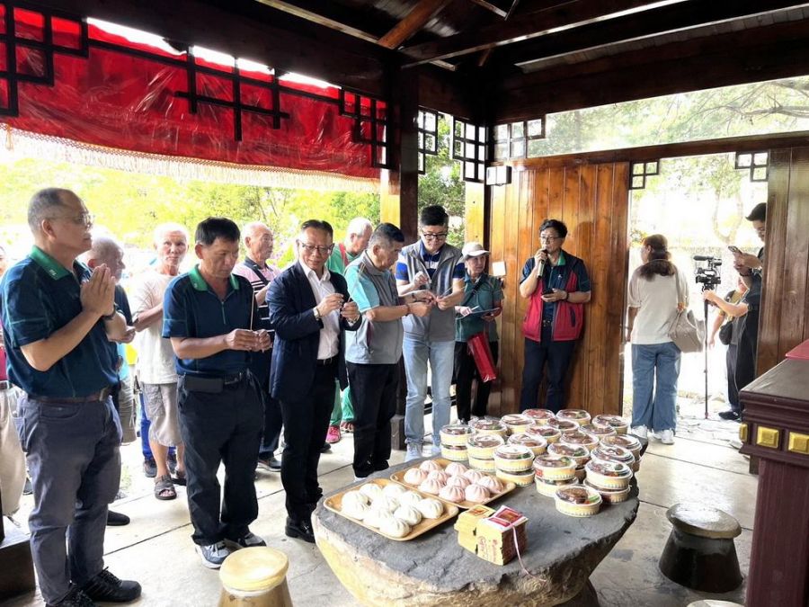 埔里酒廠退休員工回娘家祭拜酒神杜康