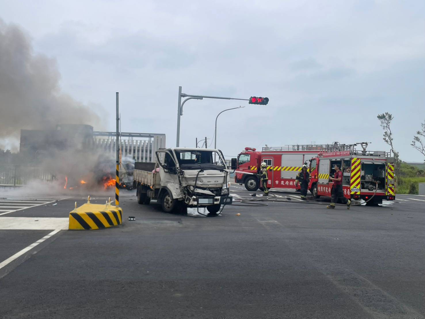 大園新台15線驚傳火燒車 自小客與小貨車碰撞後起火 455695 0