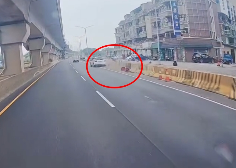 【有片】又是毒駕?新屋轎車蛇行、掃整排三角錐 驚險畫面全都錄 1780299076666