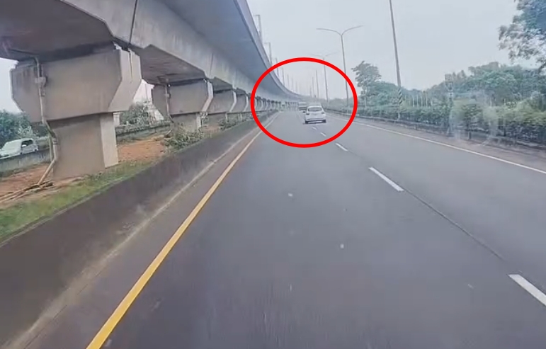【有片】又是毒駕?新屋轎車蛇行、掃整排三角錐 驚險畫面全都錄 1780298997287