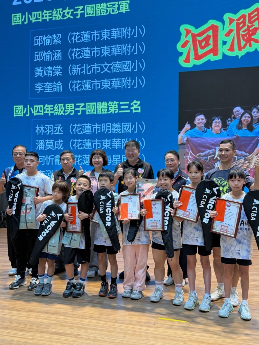 張峻(後排左四)與獲獎選手合影。(圖/記者 趙靜姸翻攝)