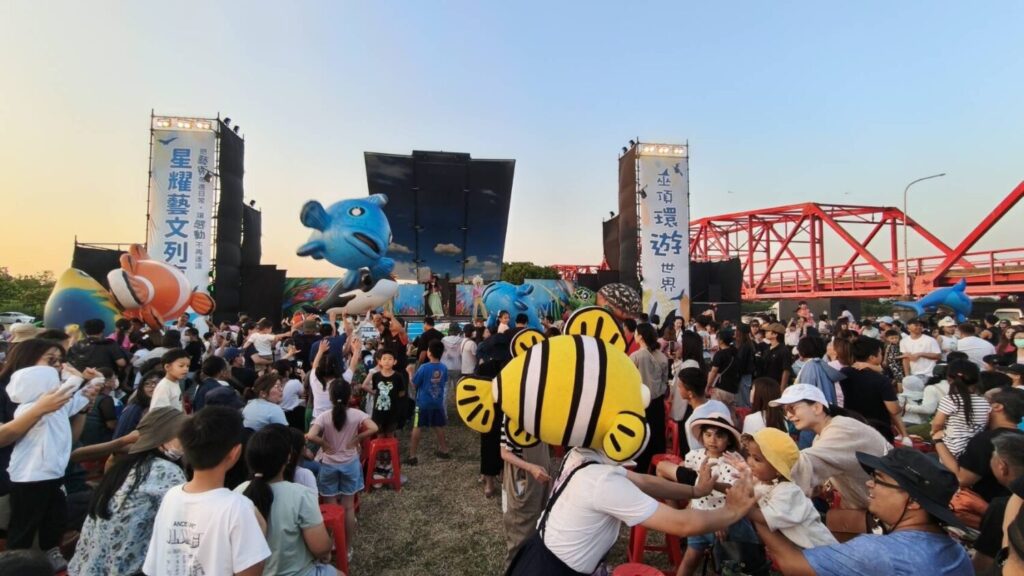 紙風車劇團帶來活潑生動的演出，現場人潮匯聚（圖／星耀投控）