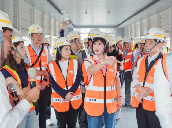 呂玉玲邀集交通部、鐵道局、台鐵公司、桃園市政府及地方民代共同會勘,爭取興建平鎮臨時站西側行人天橋。(圖/記者翻攝)