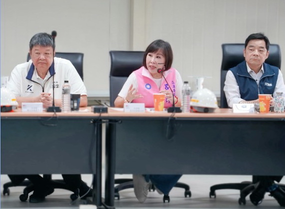 平鎮臨時站10月啟用,呂玉玲會勘爭取西側天橋保障通勤權益。(圖/記者翻攝)