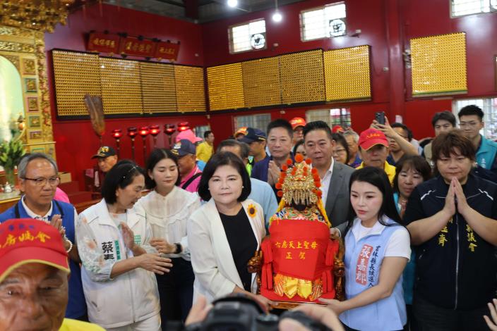 ▲六房天上聖母正駕由縣長張麗善及立委張嘉郡恭請登轎安座。(記者劉峻文攝)