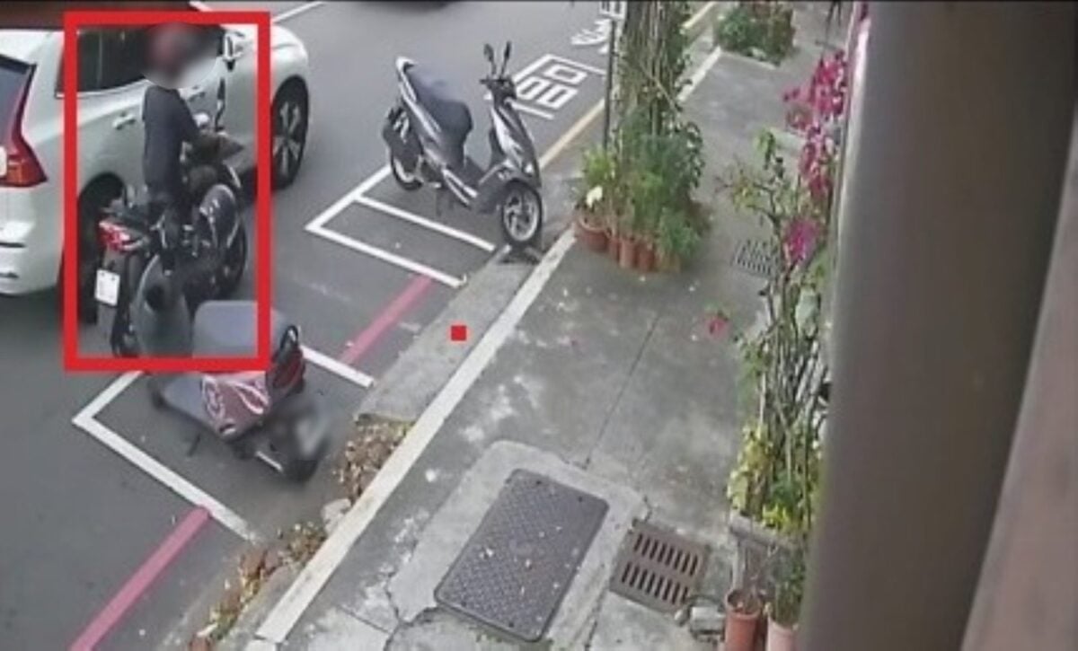 ▲騎士為閃避左側車輛,卻不慎撞倒路旁機車。