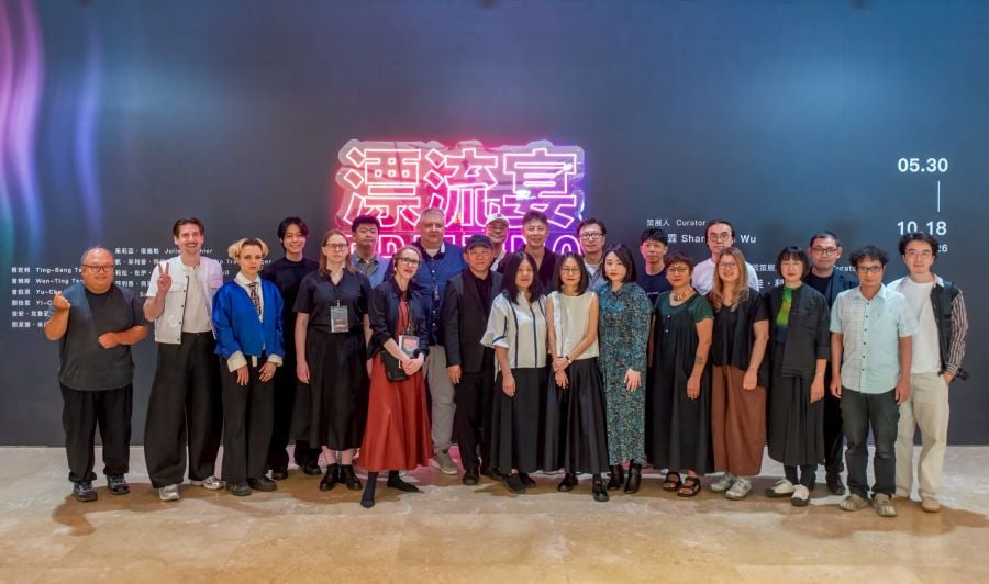 ▲高美館《漂流宴》盛大開展,高美館館長顏名宏、策展人吳尚霖、協同策展人伊娃・科⽡奇與參展藝術家合照留念。