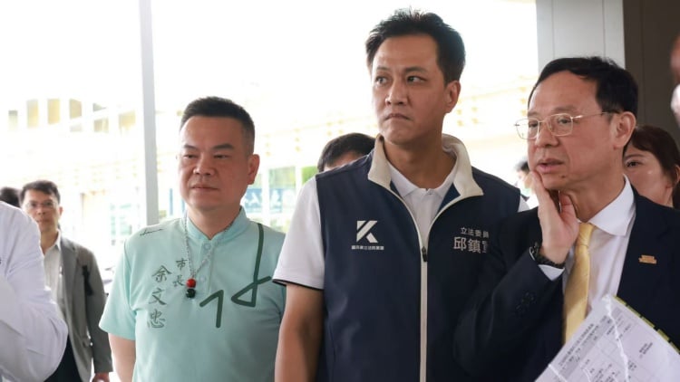 ▲苗栗市長余文忠(左)陪同立委邱鎮軍(中)、衛福部長石崇良(右)考察苗栗醫療。