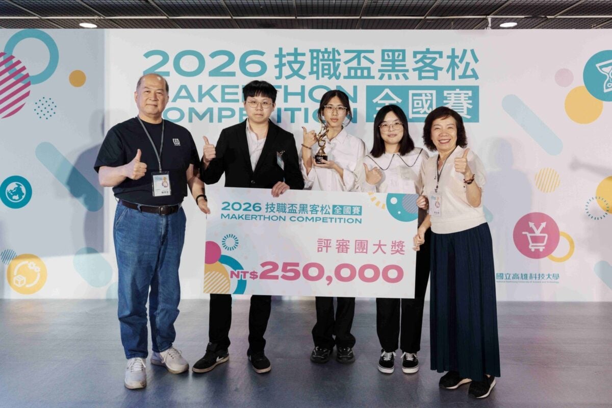 ▲勤益團隊「XD 我不會屈服的」以「GoGoFood校園無人智慧取餐車獲獎學生彭彥皓、黃子涵、曾子函與司長與評審合影。