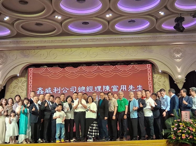 ▲鑫威利盛大舉辦公益捐款活動，攜手雲林與台中共撥兩百萬助學金。（記者劉峻文攝）