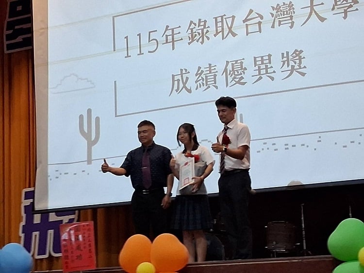 ▲吳星宏校長(右)與吳俊儀家長會長(左)頒獎給今年錄取台灣大學王土木工程學系儷靜同學。(記者劉峻文攝)