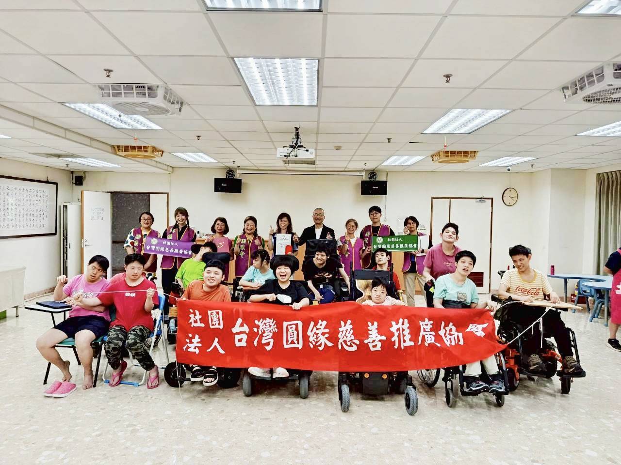 圖一:台灣 圓緣慈善推 廣協會創辦人湯發鉅博士(後排右四)、新北市八里愛心教養院院長劉文湘(後排右五) 、圓緣會創會理事長曹晏華(後排左四) 、臺灣樂齡瑜珈協會老師 李淑娟 (後排左三) 以及志工群,用愛串起每一份溫暖,以行動陪伴每一顆需要被關懷的心,在志工日裡,我們攜手與弱勢同行。