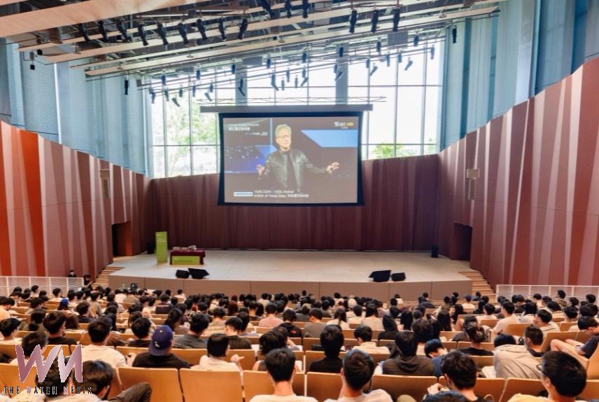 AI新浪潮進校園 逢甲大學師生同步參與黃仁勳主題演講直播同樂會 - https://www.watchmedia01.com