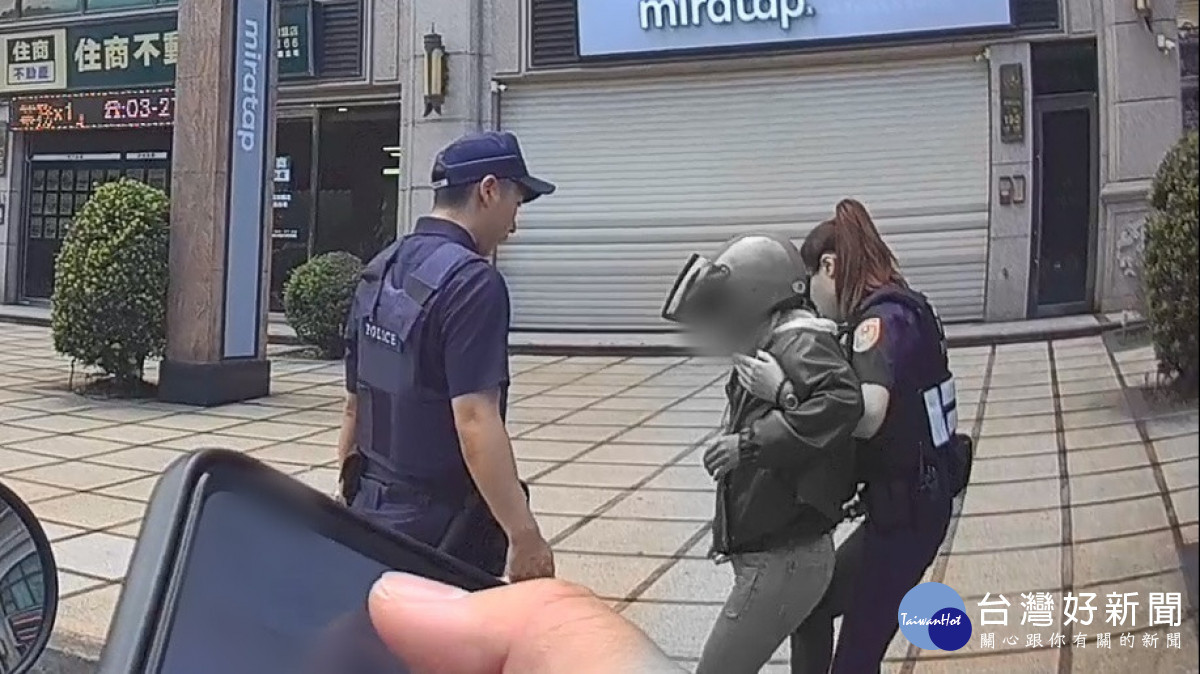 員警察覺35歲張女疑似氣喘發作，立即協助打開包包，取出隨身攜帶的氣喘藥物。