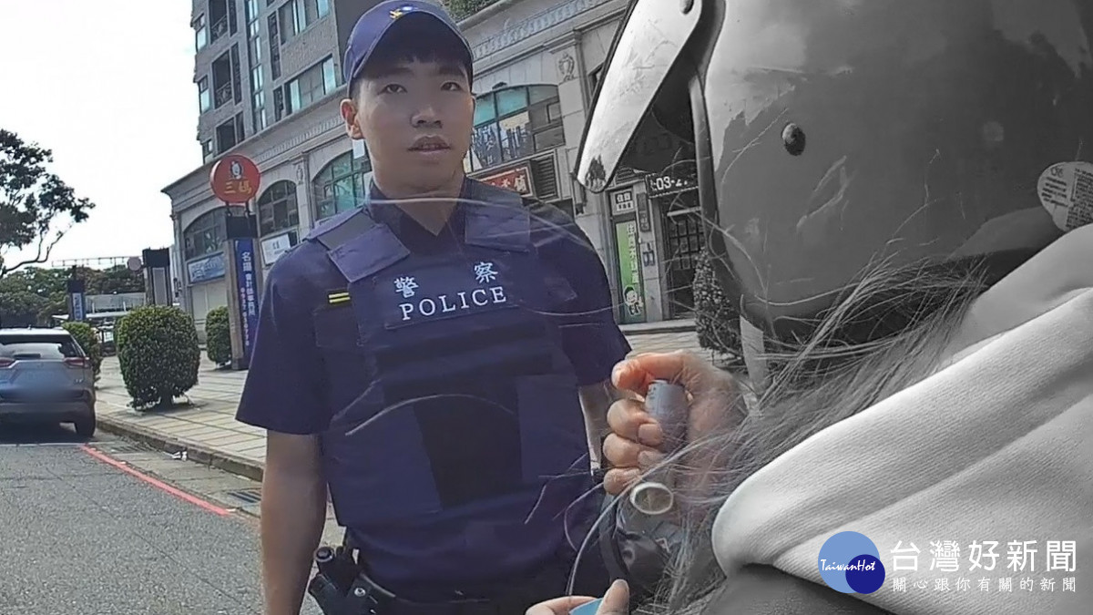 員警察覺35歲張女疑似氣喘發作,立即協助打開包包,取出隨身攜帶的氣喘藥物。