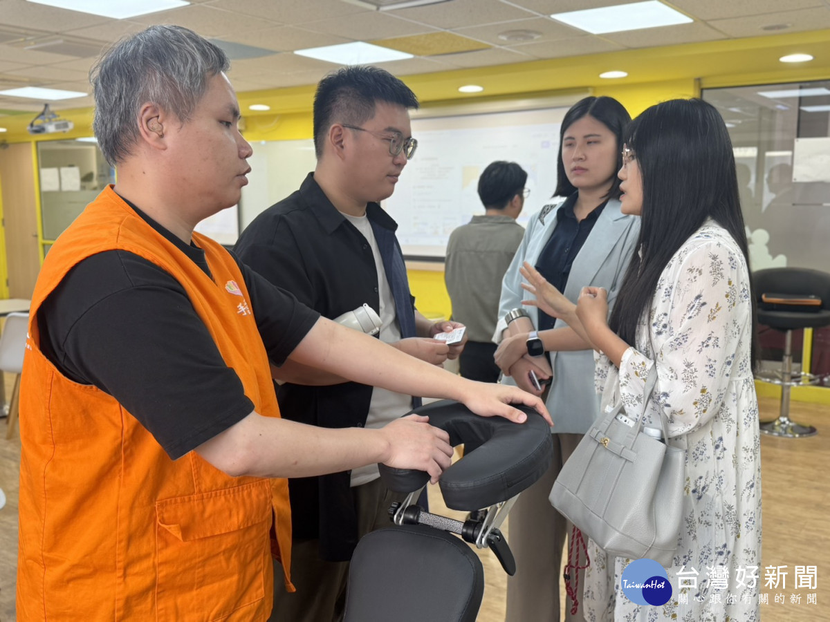 手愛心視障生活關懷協會於媒合會現場提供體驗服務。