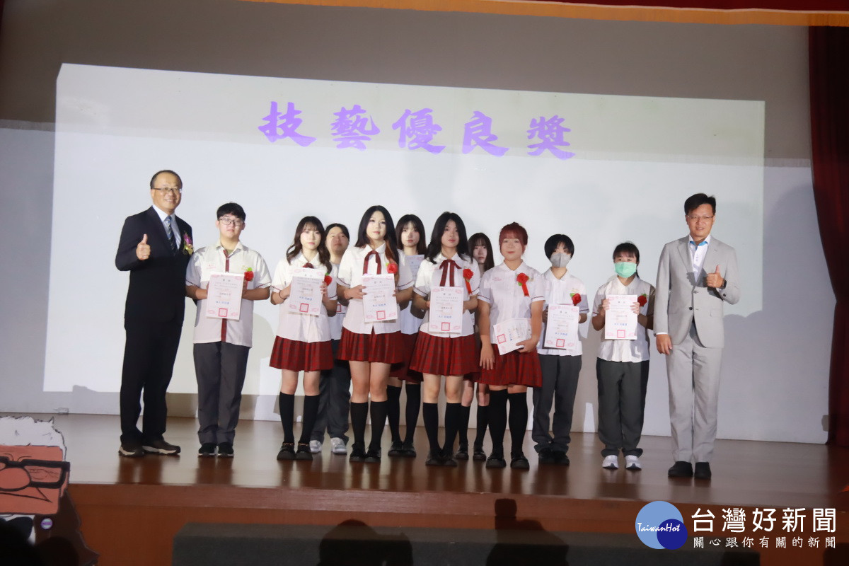 市長張嘉哲頒技藝優良獎。（記者扶小萍攝）