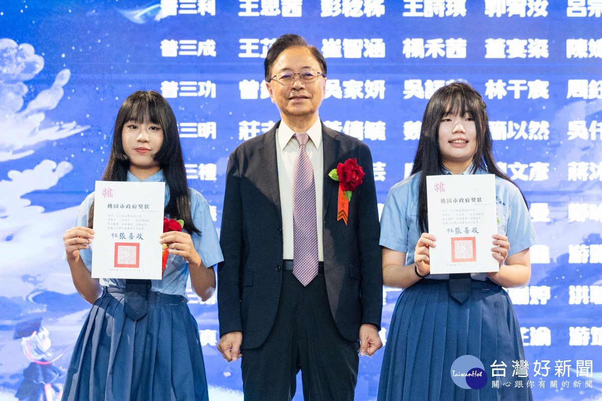 張市長與學生合照。