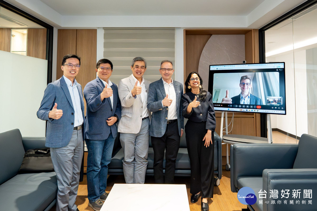 國立中央大學管理學院葉錦徽院長、EMBA鄭保志執行長與芬蘭駐台代表Jere Tala、芬蘭阿爾托大學高階管理教育機構代表共同合影。<br /><br /> <br /><br />