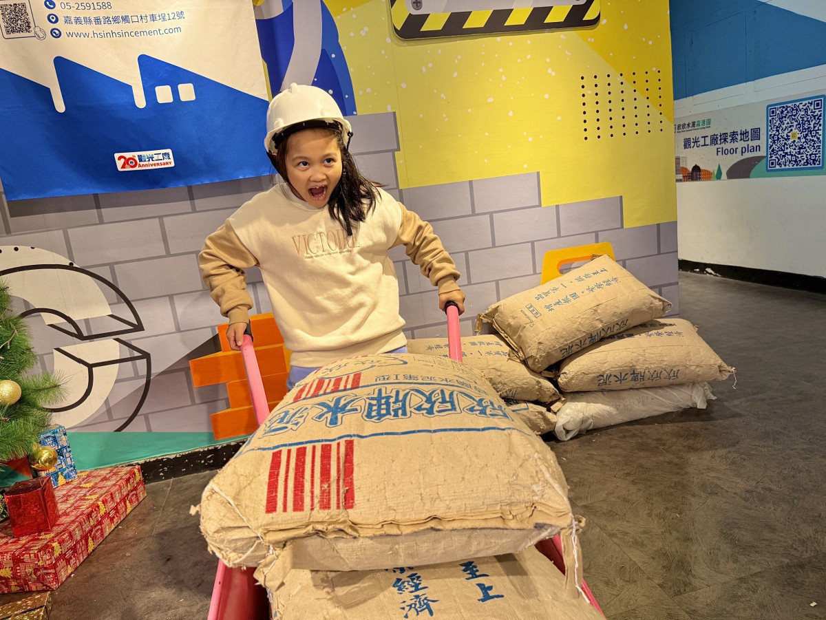「欣欣水泥森活園」小朋友可戴上工安帽、搭配水泥推車及趣味水泥包道具，變身「小小水泥工」／縣府提供
