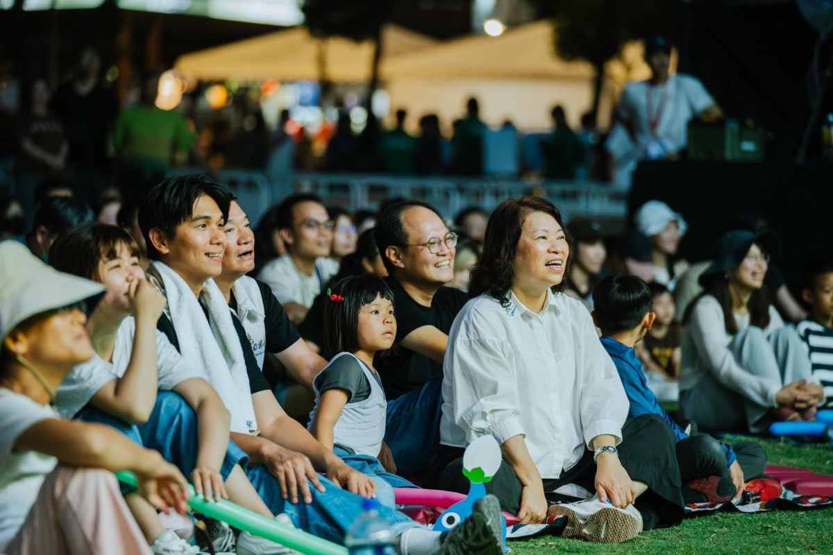 嘉義市長黃敏惠30日與市民朋友一同觀賞FOCASA馬戲團的融合劇場/市府提供