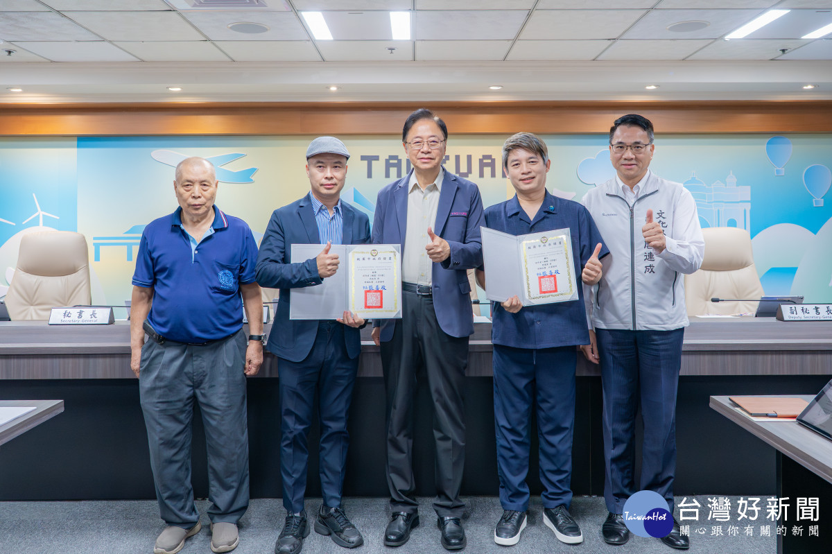 桃園市長張善政頒發桃園市無形文化資產「纏花」及「粧佛」項目登錄證書予保存者曾國棻老師及吳政男老師。