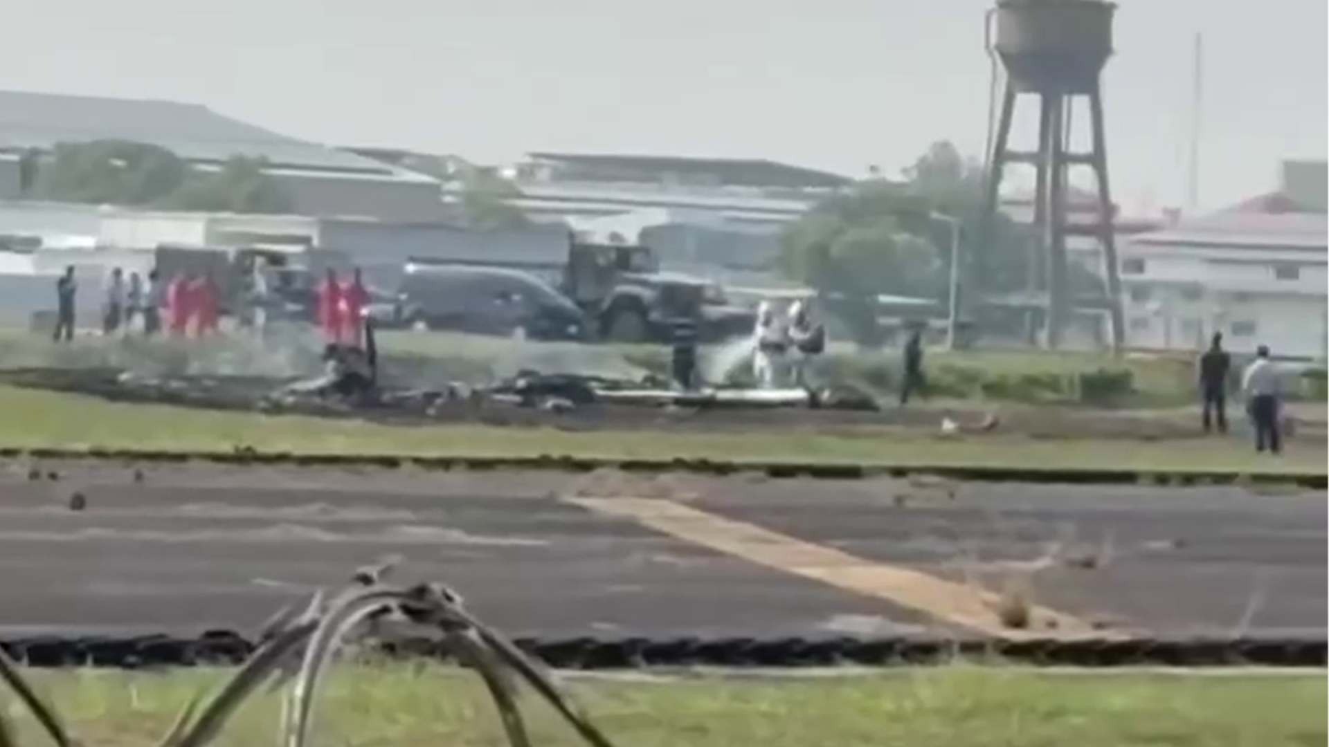 ▲教練機飛機墜毀,相關單位立即出動救援(圖/記者王俊勝 翻攝)