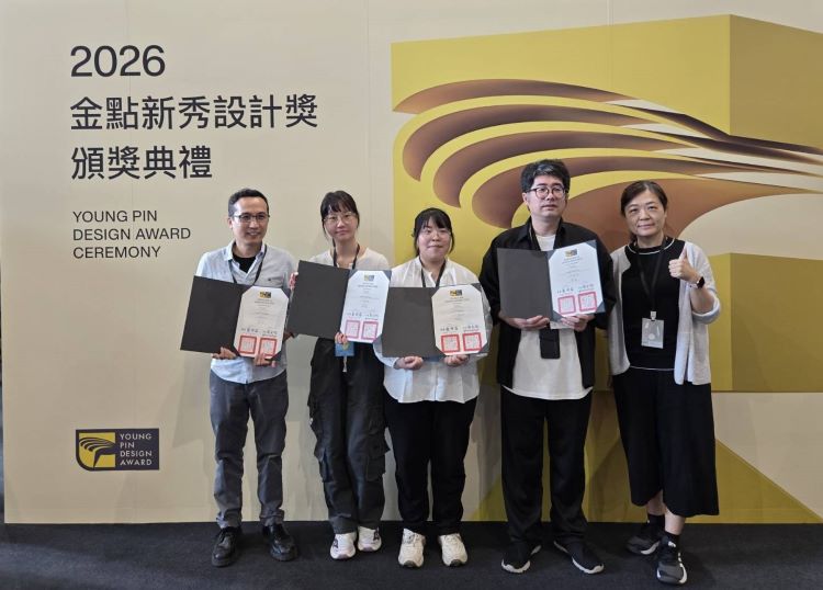 金點新秀摘三獎 龍華科大文創系畢展成果亮眼 28 《圖說》龍華文創系《SustainGo-泥轉未來永續自造所》榮獲「產學合作設計類」獎項,由蕭誠一老師與石博丞老師共同指導,學生廖淑雲、曾思涵與文創系主任倪建芝合影留念。〈龍華科大提供〉
