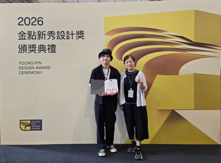 金點新秀摘三獎 龍華科大文創系畢展成果亮眼 29 《圖說》 龍華文創系學生梁程翔以作品《小樂有了新室友》榮獲「數位影像設計類」獎項,得獎學生與文創系主任倪建芝合影留念。〈龍華科大提供〉