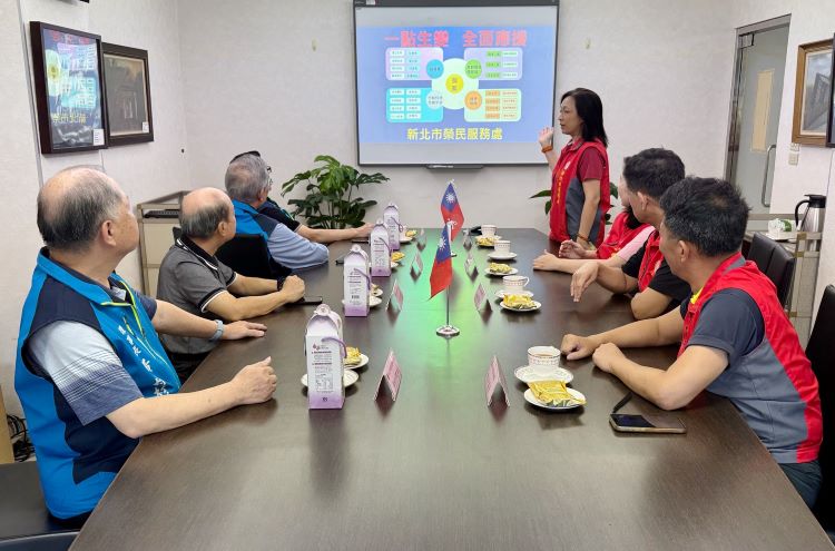 交流榮民眷照護與政策 新北榮服處攜手新北記者工會強化宣導 45 《圖說》新北市榮民服務處王玟琳組長(立者)向新北市新聞記者職業工會幹部簡報說明「安心御老平台」推動成果及「一點生變、全面應援」服務理念。〈新北榮服處提供〉