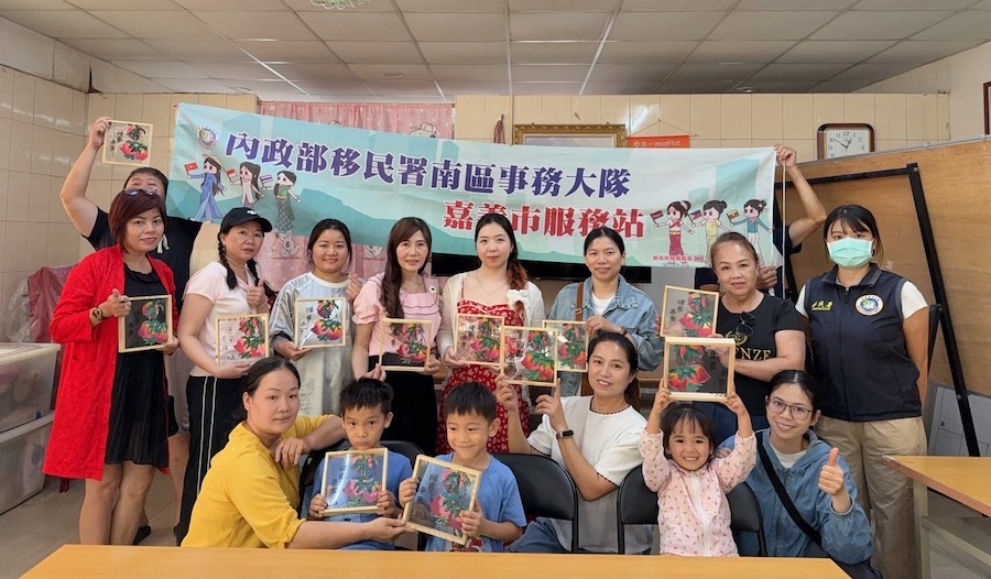 移民署南區事務大隊嘉義市服務站邀藝術畫家及書法家申婷頡老師,透過墨水藝術進行交流。(圖/移民署提供)