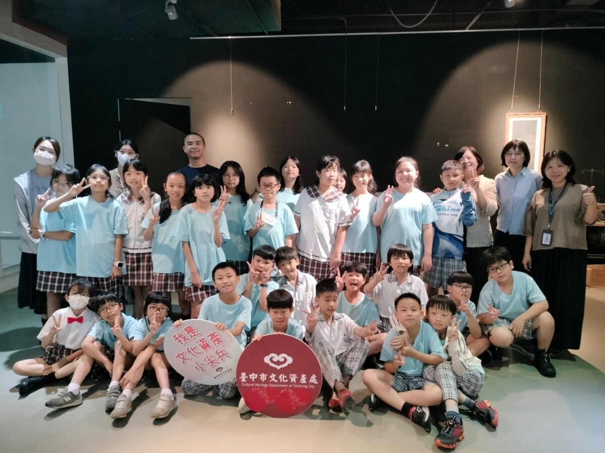 ▲大元國小學童至纖博館認識緙絲工藝。(圖/記者顏淑娟翻攝)