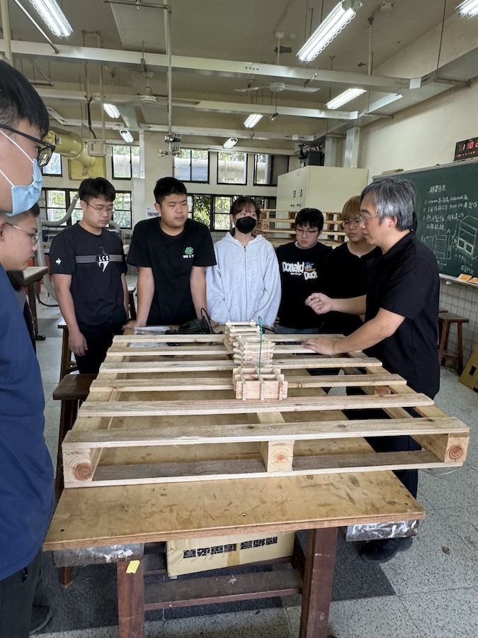 國立嘉義高工攜手和碩聯合科技拓展「廢材重生，創意無限」合作計畫，讓學生從實作中認識資源循環與ESG理念。（圖/嘉義高工提供）