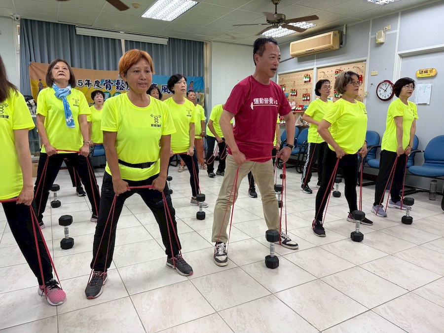 嘉義縣預防骨鬆肌少症危害長輩身體健康，推「骨鬆肌少高風險運動營養班」，「肌」效顯著。（圖/嘉義縣政府提供）