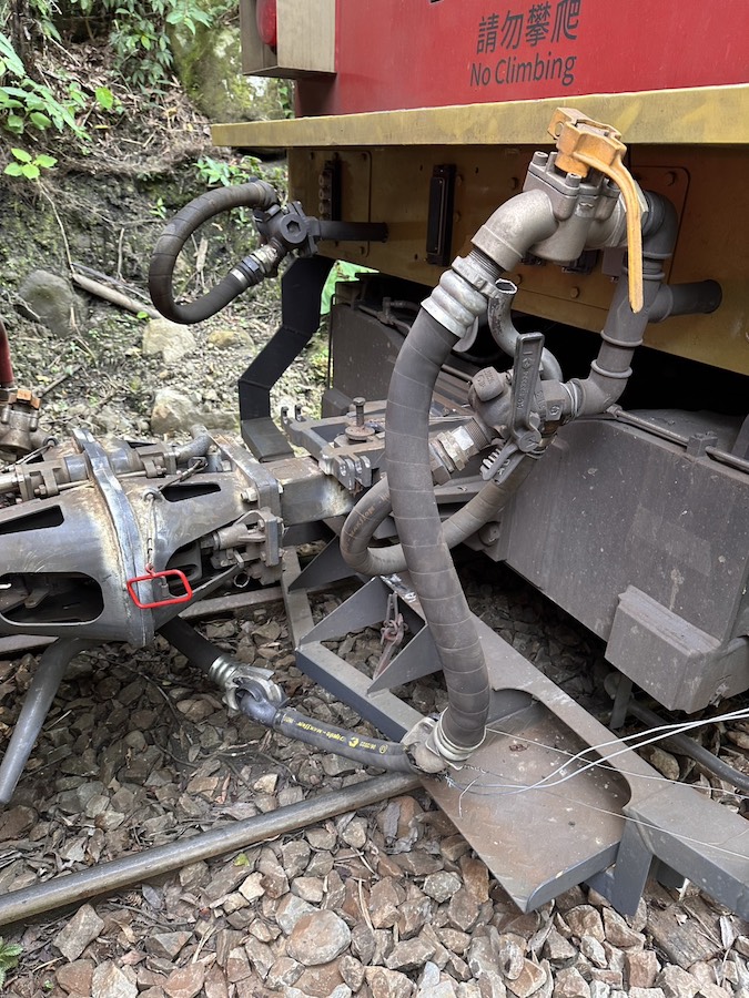阿里山林鐵新款列車「森里號」試運轉竟出軌，林鐵處查明出軌原因，研提改善對策，以維行車安全。（圖/林鐵處提供）