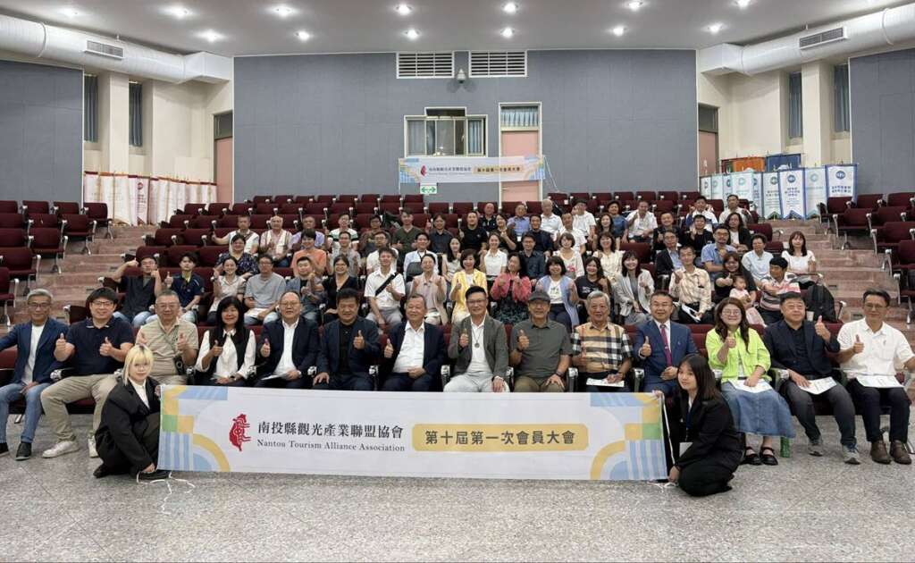 ▲南投縣觀光產業聯盟6月2日在國立暨南國際大學舉行第十屆第一次會員大會,由Feeling18巧克力工房董事長茆晉(日牂)ㄒㄧㄤˊ高票當選新任理事長,接下帶領南投觀光產業持續發展的重要任務。(圖/記者蘇彩娥攝)