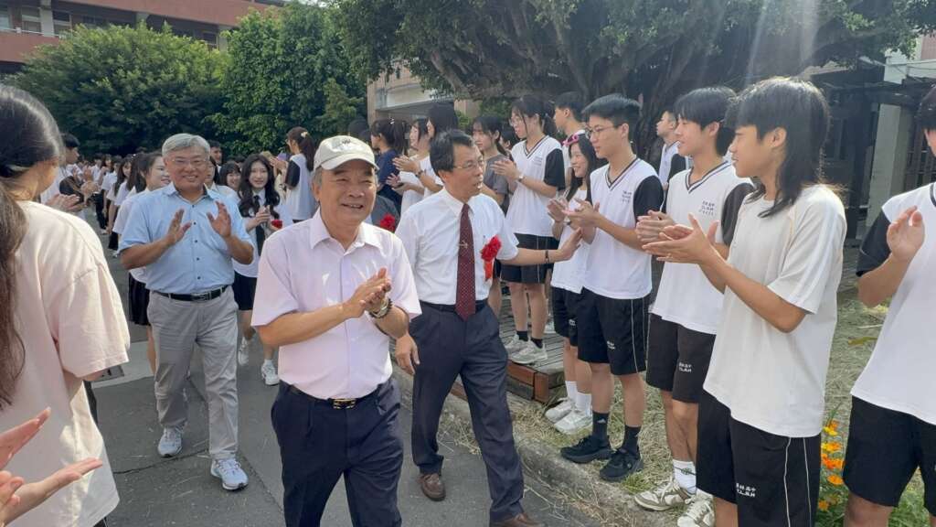 ▲員林高中校長楊豪森與家長會張展騰會長、校友會劉明創理事長與蘇志郎副理事長帶領畢業生校園巡禮。(圖/員林高中提供)