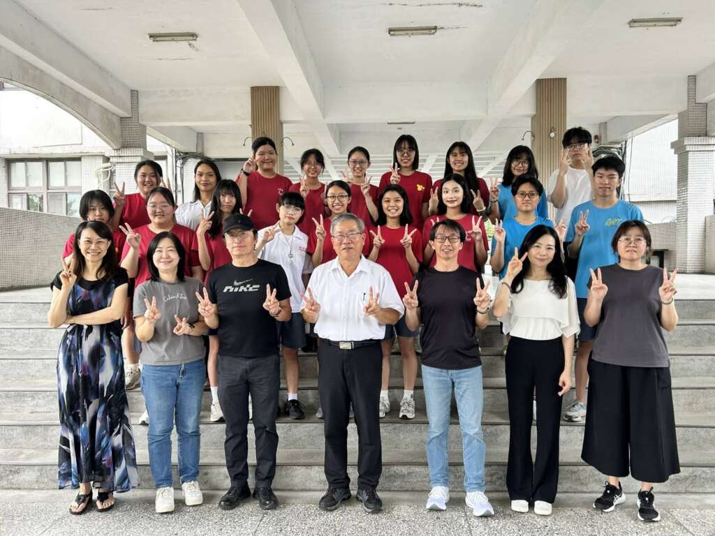 ∆臺東女中繁星大八類、個申重點大學學生與師長合影(第一排師長由左至右:卓式慧老師、陳柏如老師、教務處張基益主任、王垠校長、林志全老師、康毓庭老師、吳翠樺老師)。(圖/臺東女中提供)