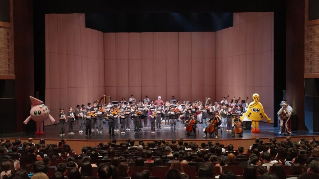 「台北愛樂管弦樂團」、「刺點創作工坊」與「BYSO布袋青少年交響樂團」共演安可曲。圖/台灣科藝文教協會提供