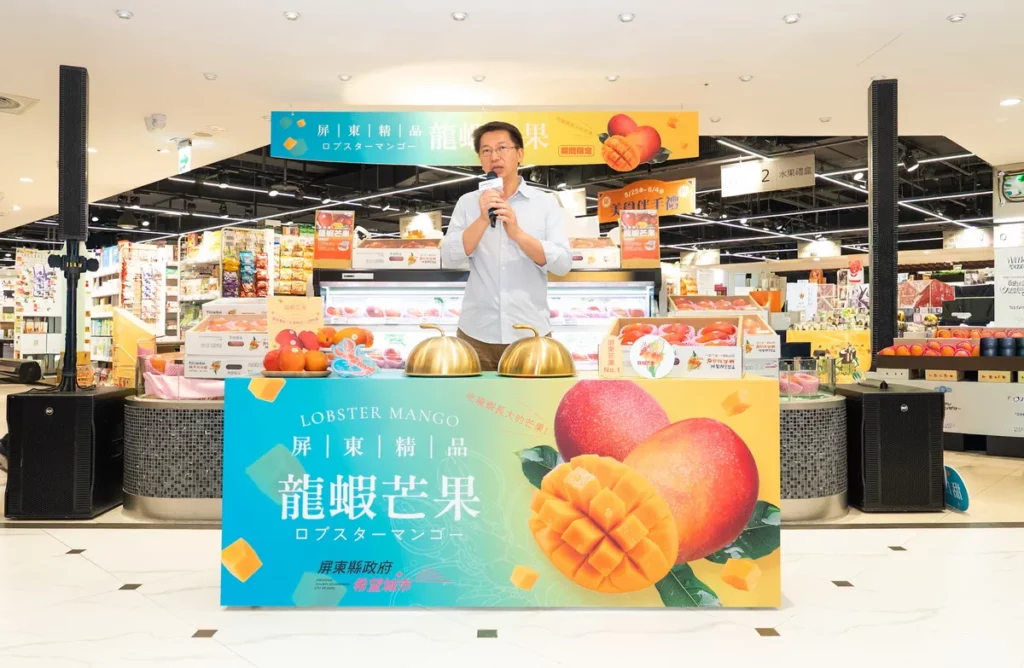 屏東縣黃國榮副縣長出席推廣龍蝦芒果。(屏東縣政府提供)