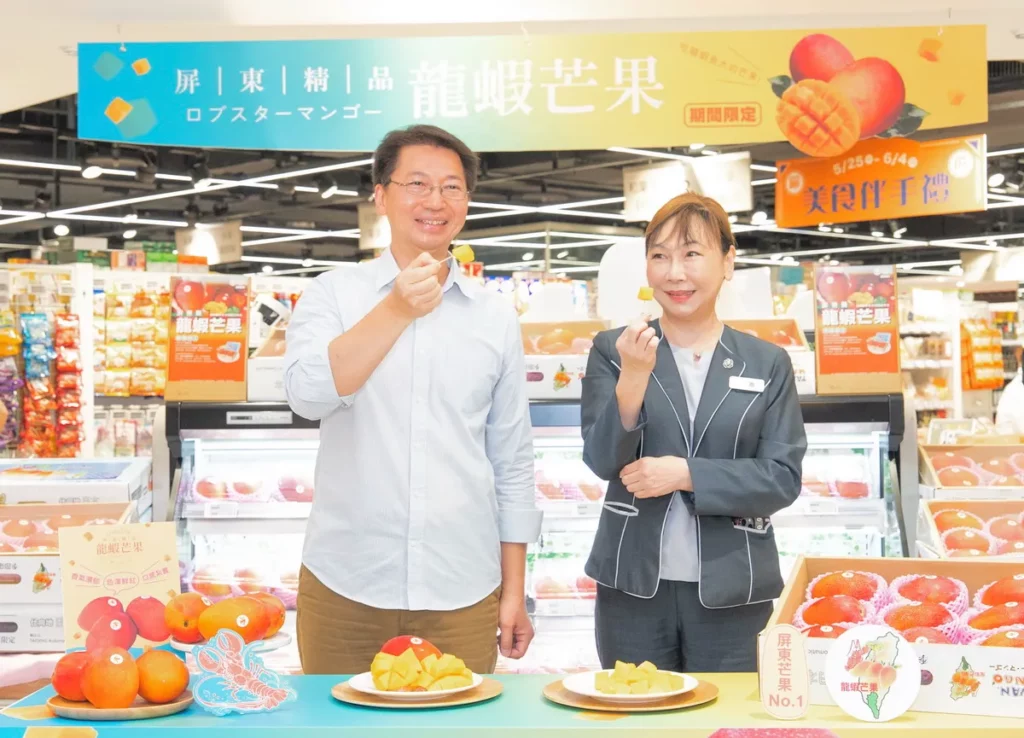 屏東縣黃國榮副縣長、遠東SOGO忠孝館蕭淑英店長,共同推廣來自屏東枋山的優質農產「龍蝦芒果」,搶攻都會區高端水果市場。(屏東縣政府提供)