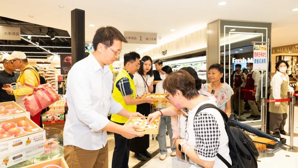 現場民眾熱情參與試吃龍蝦芒果,感受來自屏東的夏日甜味與精品水果魅力。(屏東縣政府提供)