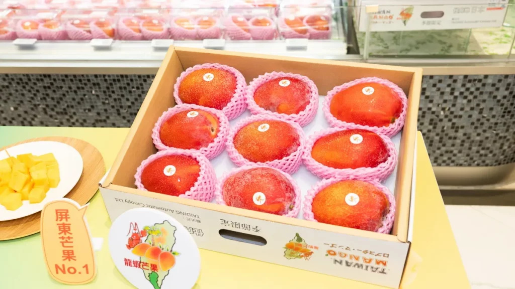 夏季期間限定的龍蝦芒果精品禮盒,即日起於遠東SOGO百貨台北忠孝館Fresh Mart超市限量開賣。(屏東縣政府提供)