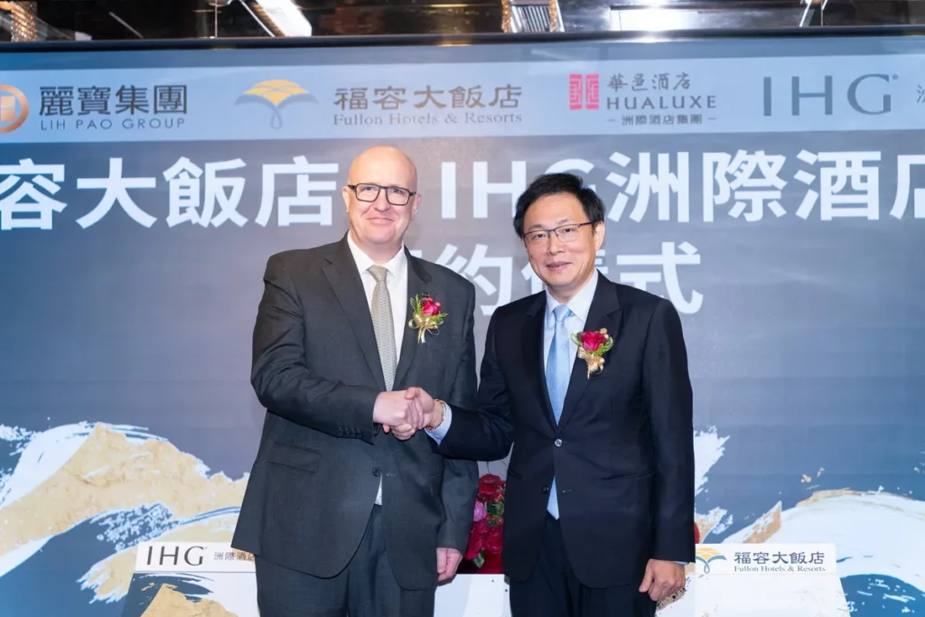 「台北福容華邑酒店」簽約儀式_福容大飯店總經理楊正弘(右)、洲際集團大中華區首席執行長Daniel Aylmer(左)