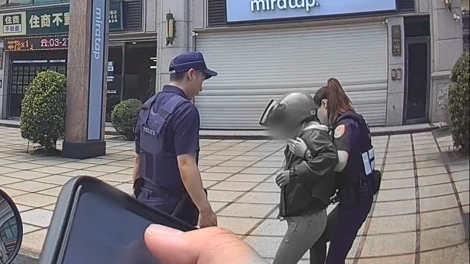 氣喘發作!中壢女表情痛苦「狂指包包」求助 青埔警即刻救援 S 24100881 0