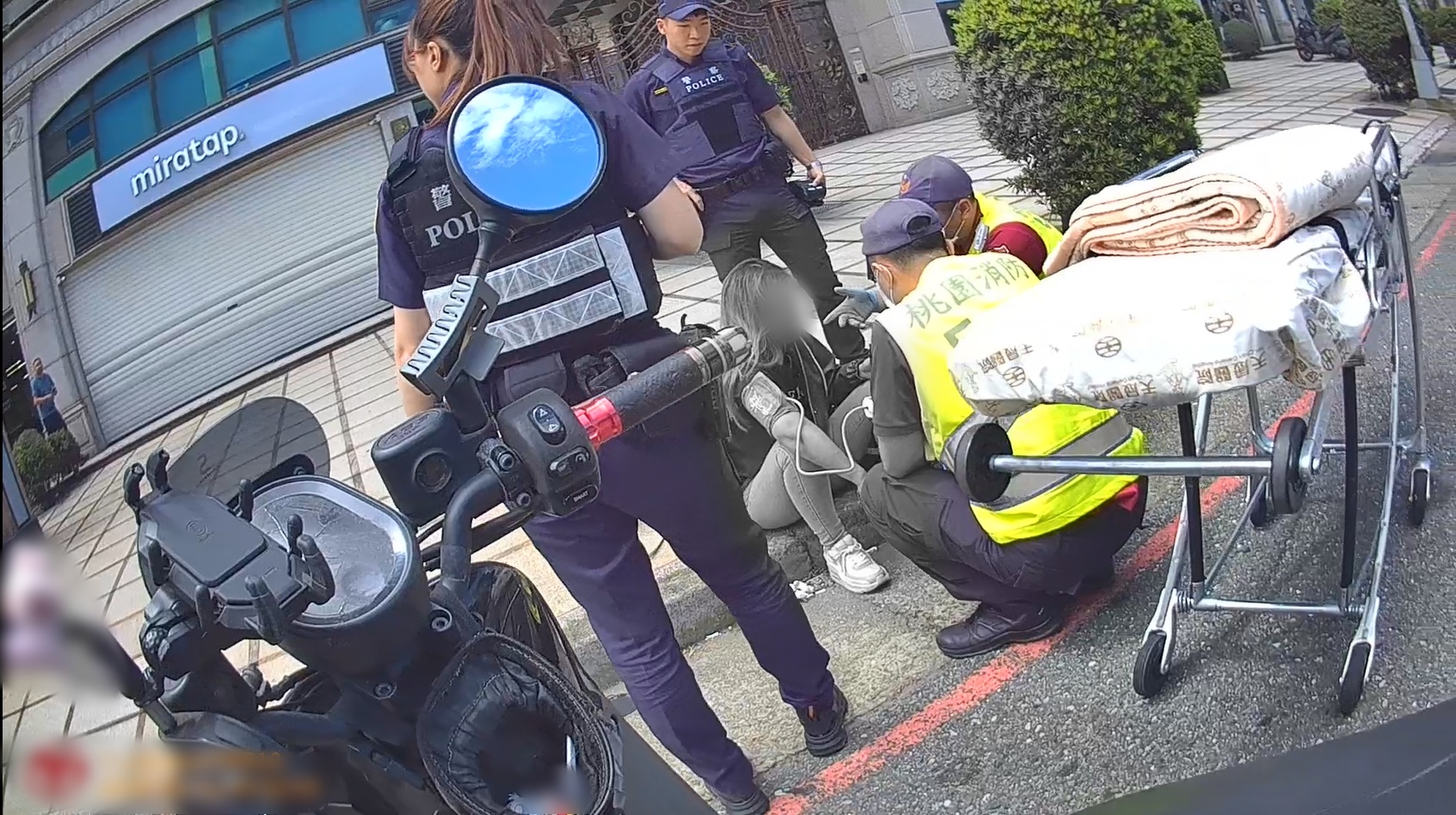 氣喘發作!中壢女表情痛苦「狂指包包」求助 青埔警即刻救援 S 24100886 0
