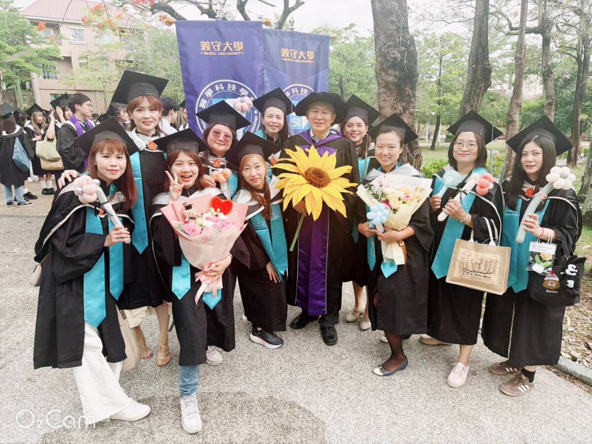 ▲從義守出發走向全球!152位境外生畢業,跨國友誼見證青春榮耀,畢業生與師長開心合影。