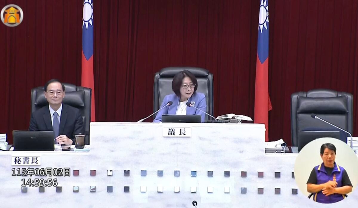 ▲高雄市議會連續兩日展現高效率審議節奏，在議長康裕成主持下，順利完成18項市府局處及所屬機關組織法規備查程序，並通過相關組織自治條例修正案，強化地方治理與公務人才留任機制。