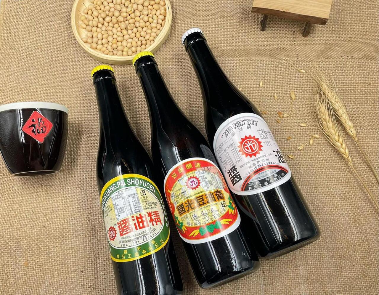 屏東醬油老字號《勝芳園食品-醬料世家》展示國光醬油、豆油膏與醬油精,傳承八十多年台灣手工釀造醬油(圖/Medick Marketing Ltd.提供)